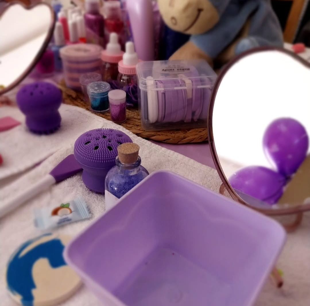 Kit y elementos de estética infantil en tonos lilas para una experiencia spa
